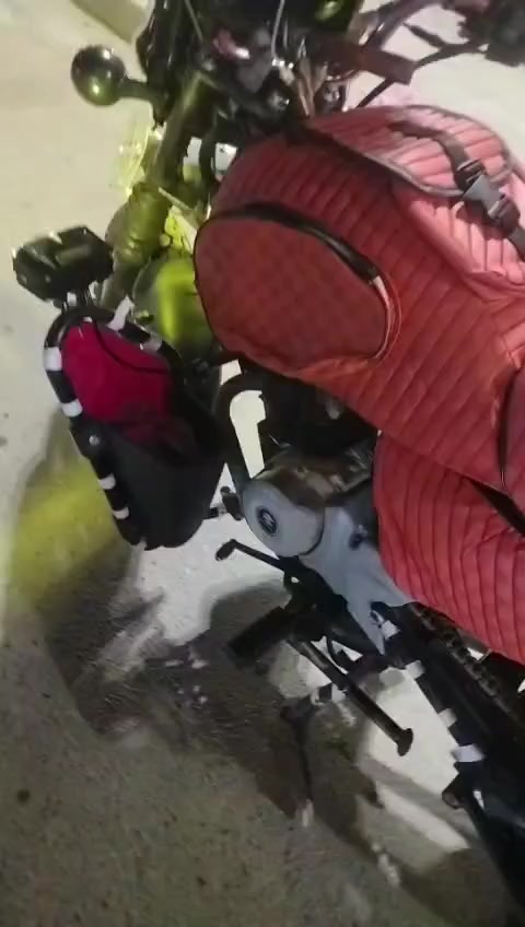 السلام عليكم دراجة بوكسر للبيع موديل 2022 بشهر ال 10 مرقم بغداد
((( الدراجة تجفيد جديد)))
 امبدل 
+ جواكيج 
+ وسنجيل تاير 
+ وسلف
 + زوج تايرات 
+ زوج ويل 
 شرط كله شركة 
دراجة نضيفة ثاني يوم تحويل
سعار الدراجة 2400 
شراي اتصل  ***********
