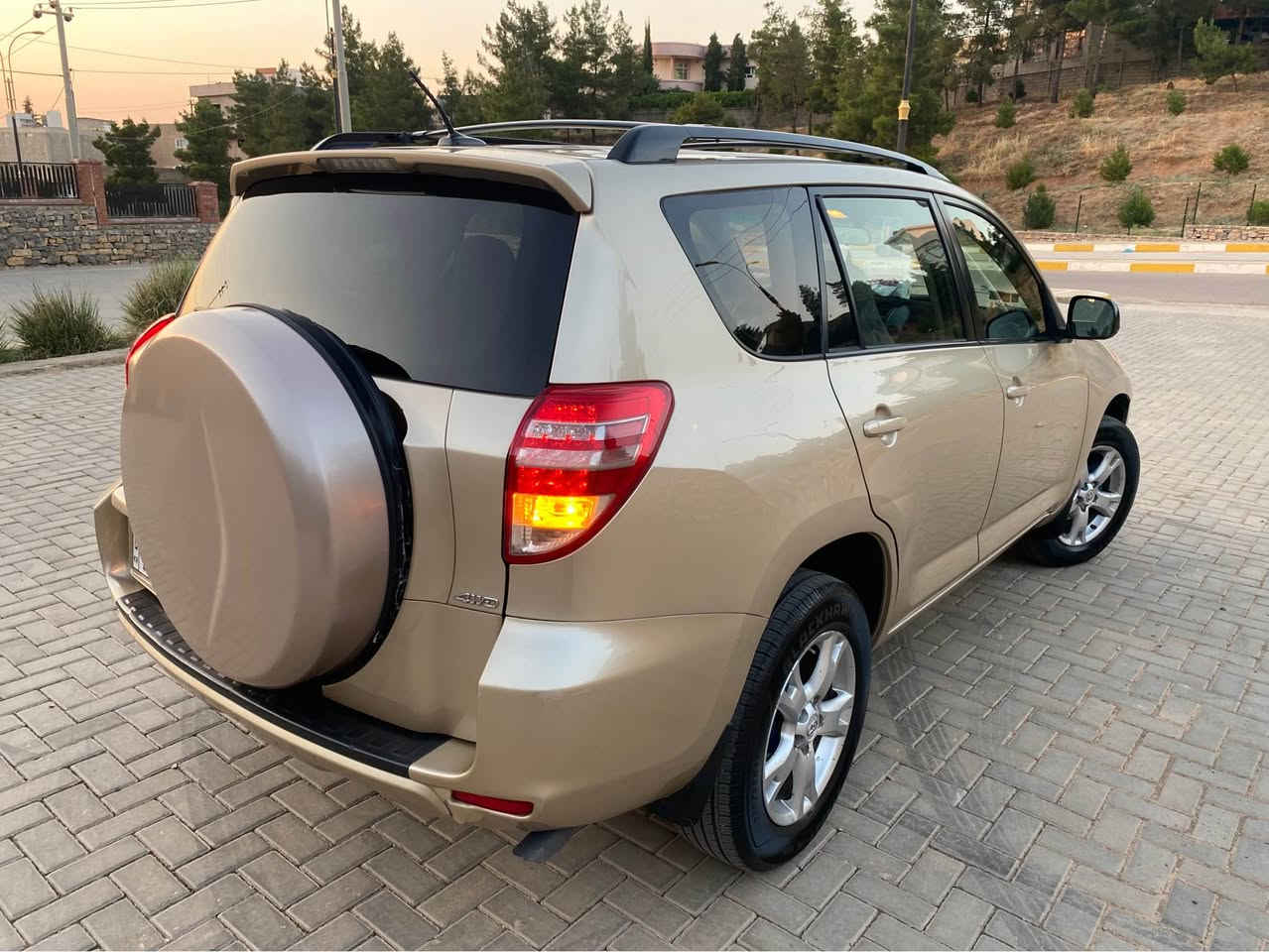 سەرەتا بە ناوی خوای گەورە و میهرەبان

تۆیۆتا راڤفۆر Rav4
مۆدیل ٢٠١١
مواسفات کەنەدی فول فول مواسفات قەپات ناو زەردە و دەبڵ اکسل و سپێر لە کۆڵ و سڵایدە و حاسەیە و سوکان ڤۆلیۆم و تەعدید سرعە و گیر تۆماتیک و ٤ بستۆنی بیلاد گیر و مەکینە کامری مەرخوب و ویل کەپە و قفل مرکزی و دەبل گیچ و ٤ ایرباگ و جام کارەبایی و ئۆتۆیە و سیستەمی ABS و زۆر مواسفاتی تر..!
نموونە لە جوانی و پاکی
گیر و مەکینە و دەبڵ اکسل و کارەبایی و تەقە و رەقە و تندوتۆلی بەشەرت
گیر و مەکینەی بەشەرت مەکینە مەرخوبی بیلاد کامری
١٧٠ هەزار کیلۆمەتر حەقیقی رۆشتووە
سەیارەکە ٣ پارچەی پەمپە لەسەر ساخی بی ناوگرتن و بی کاڵبوونەوە و بێ دەعم و بێ لیدران
دەعم و لیدراوی نیە بەشەرت پیش و دوای کەپسە
سەقف و شان و چواردەوری زۆر جوان و پاک ماوەتەوە
٤ تایە و ویلی لۆکی بیلادی لە ژێرە
رەقەم و سەنەوی و ژینگە و بانی تا ٢٠٣١ تازەیە و بە ناوی خۆمانەوەیە و تەحویل و خرامە و بە ناوکردن بەشەرت
سەیارەکە ماڵانە و کامل سێرڤس کراوە و رۆنی گیر و رۆنی مەکینە و کامل شلەمەنیەکانی گۆراوە
ماڵی دۆستە و دیناریک مەسروفی نیە 
بۆ عەیب و عار و مەسروف پرسیار مەکە.!
شوین// هەڵەبجەی شەهید
سعری// ١٠٣ گڵا مجالیکی برایانە

کۆرەک// ***********
ئاسیا// ***********
واتساب و ڤایبەری لەسەرە.! حلبجة, السليمانية
