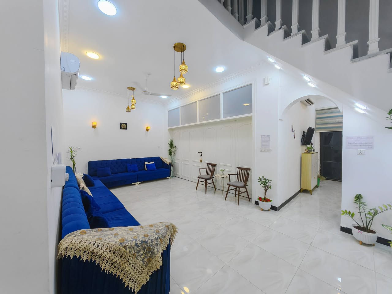 🏡 للـــبيــــــــع دار سكنـــــــي بموقع مميز 
📍 الموقع: شارع_80 خلف نون_مول 
✨ المواصفات:  
▫️ المساحة: 180 م²  (طابو زراعي سند 25) 
▫️ الدار ركن على شارعين 
▫️ بناء حديث 2024 
▫️ موقع مميز خلف التجاري (عرض الشارع 10م) 
▫️ تحتوي المنطقة على كافة الخدمات ماء وكهرباء ومجاري وتبليط 
..........
🔹 الطابق الأرضي:
- مطبخ بارد كبير 
-مطبح حار منفصل 
- هول واسع ومنفصل 
- استقبال منفصل 
- غرفة نوم كبيرة 
- صحيات عدد 2 (للضيوف والخدمة)  
- منور واسع 
- كراج سيارة 
🔹 *الطابق العلوي:
- غرفة نوم  ماستر (تحتوي على صحيات)
- غرفة نوم 
- هول كبير 
---------------------------------
📞 للاستفسار والمعاينة: 
الاتصال على الارقام :
***********☎️ واتساب    
او مراجعة المكتب 
الحلة _ الكرامة الشارع المشجر مجاور اسواق المطار 1 
--------------------------------
✅ نستقبل جميع عروضكم السكنية 🏠 والتجارية 🏡 بكافة مناطق الحلة
