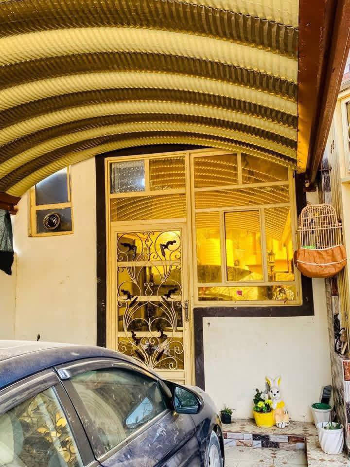 بسم الله بيت للبيع المكان بعقوبة الكاطون ‏مربع أبو رباح قرب حسن ابو الگاز المساحة 200 متر الواجهة 10 النزال 20  طابو صرف باسمي سنة البناء 2018 يحتوي البيت 🏠 على  گراج وحديقه واستقبال ومطبخ حار وبارد وهول وغرفتان نوم 🛌 وصحيات خارجية وداخلية .
للتواصل على الرقم *********** متواجد خاص
