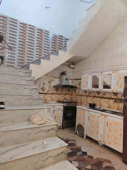 بسم الله الرحمن الرحيم بيت للبيع المساحه 100 متر طابو صرف حي النداء شارع مجمع بيتي عمود 54 خلف ابو شهاب العنزي يبعد عن الشارع العام 100 متر فقط بناء درجه اولى بناء طابوك اساس وسقف صب كونكريت البيت طابق ونص يحتوي على غرفتين + صاله +مطبخ+استقبال+حمامات خارجيه وداخليه السعر 95 مع المجال للاستفسار ***********
