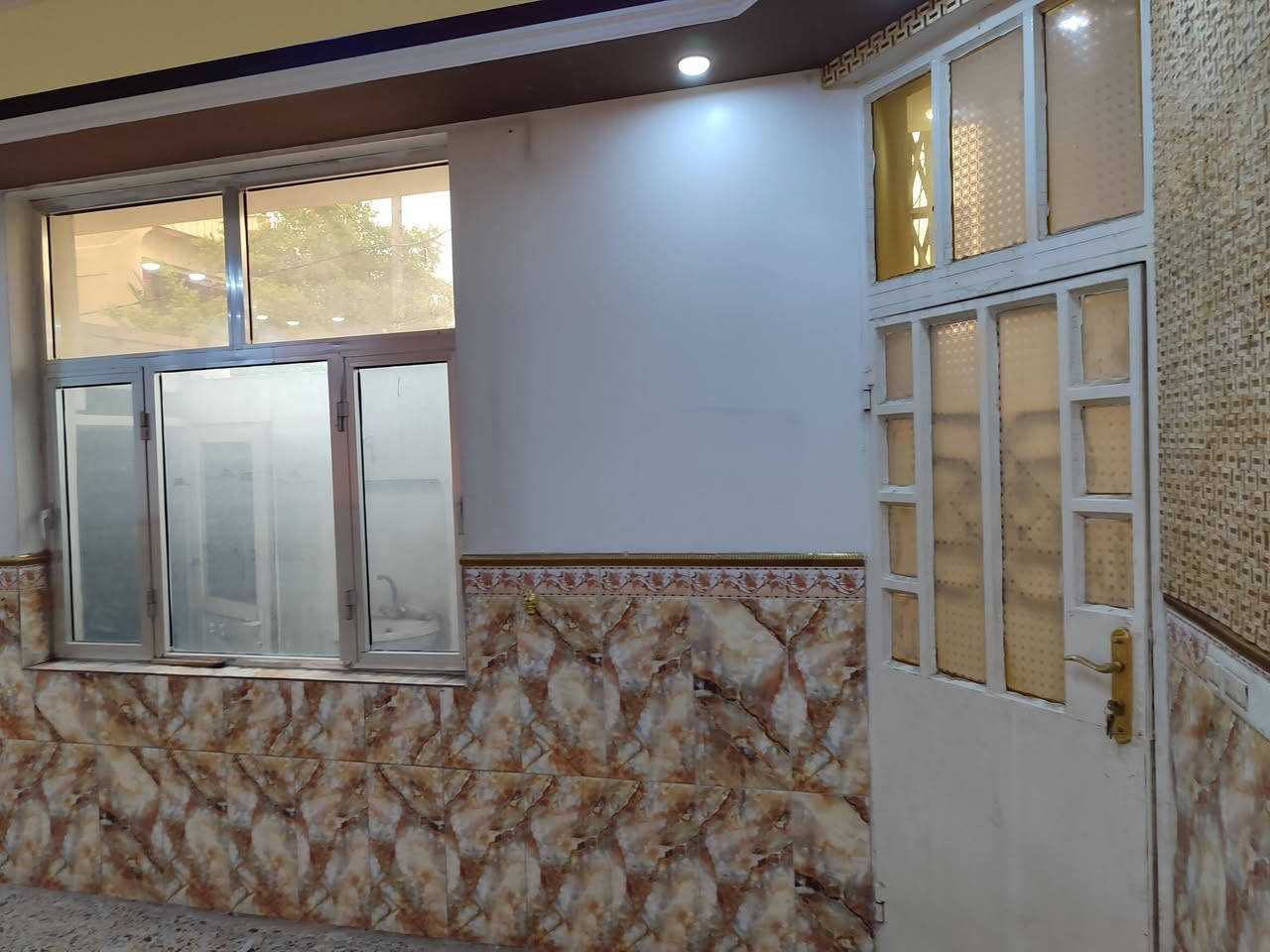 سلام عليكم بيت الايجار في حي جميله 2 مجاور زامل ابوداطلي مساحه 140 متر يحتوي الطابق الأرضي علا استقبال صاله غرفه نوم مطبخ حمام داخلي حمام خارجي الطابق الثاني يحتوي علا اربع غرف نوم + صاله + حمام تواليت
الاستفسار***********
