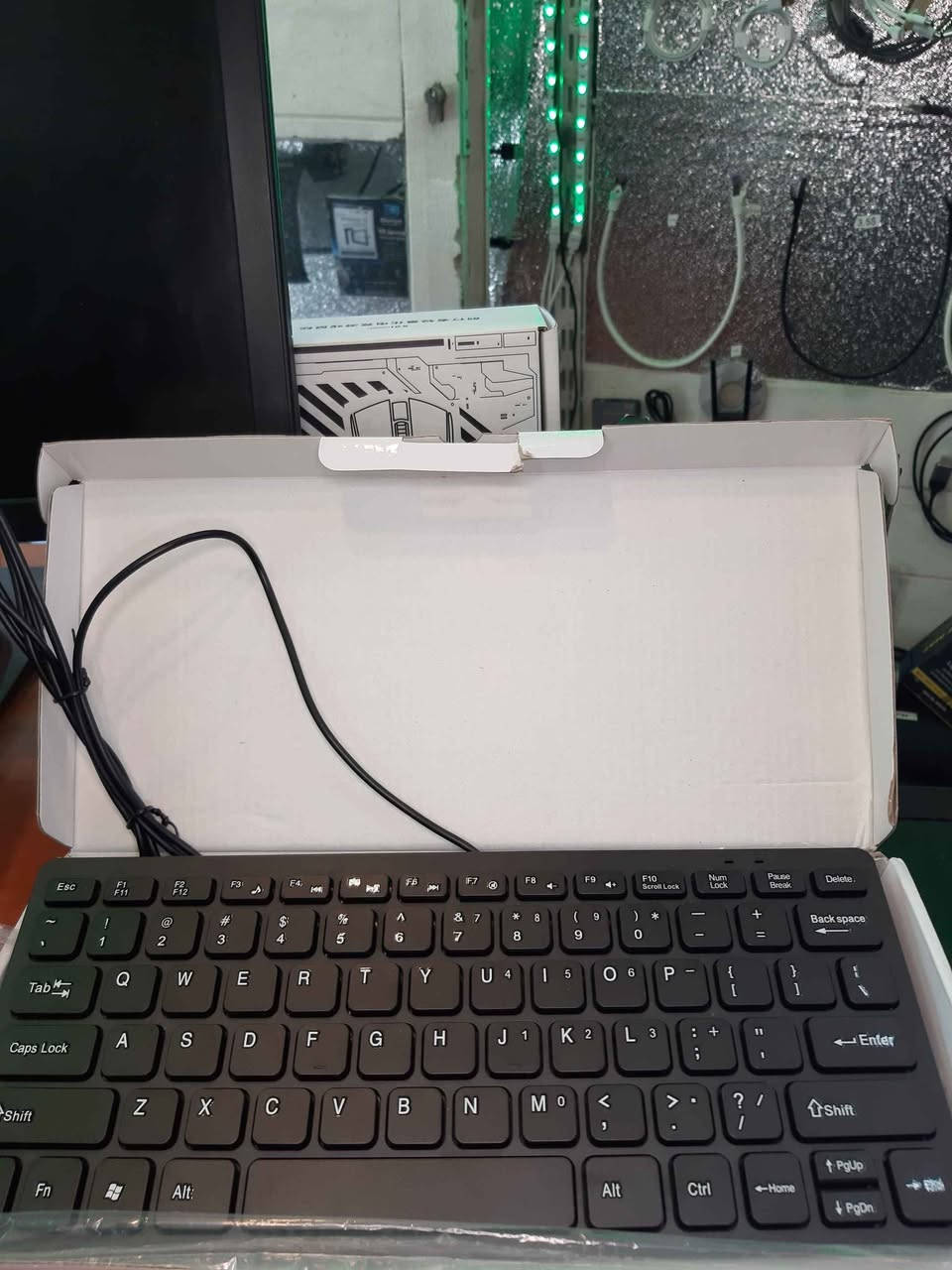 كيبورد Mini Keyboard K-1000
⌨️ كيبورد Mini Keyboard K-1000 – جديد | تصميم أنيق وحجم عملي
إذا تبحث عن كيبورد مريح وعملي للاستخدام اليومي، فهذا الخيار ممتاز. تصميم ميني يوفر مساحة على المكتب مع كتابة سلسة واستجابة ممتازة.
✅ جديد بالكرتون
✅ تصميم صغير وأنيق
✅ مناسب للكمبيوتر واللابتوب (Windows / Mac)
✅ أزرار مريحة وهادئة
✅ مثالي للدراسة، العمل، والاستخدام اليومي
💰 السعر: 30,000 دينار عراقي فقط
📍التوصيل متوفر حسب الاتفاق.
📩 راسلني إذا عندك أي استفسار أو تريد تحجزه قبل نفاد الكمية. أربيل, العراق


**إذا كنت صاحب هذا الإعلان وتريد حذفه لأي سبب، رجاءا أرسل رسالة إلى الدعم الفني**