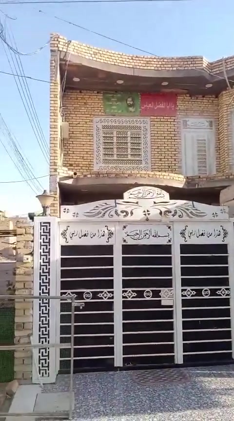 بسم الله توكلنا على الله
دار للبيع مساحه 200متر ركن طابقين
بناء حديث وكامل طابوك وصب كونكريت 
بيه محلات عدد (2) البيت زراعي سند 25 العنوان محافظة ميسان حجي حسن الثانيه الجمعيات قرب الملعب الخماسي الاستفسار اتصال او واتساب ***********
