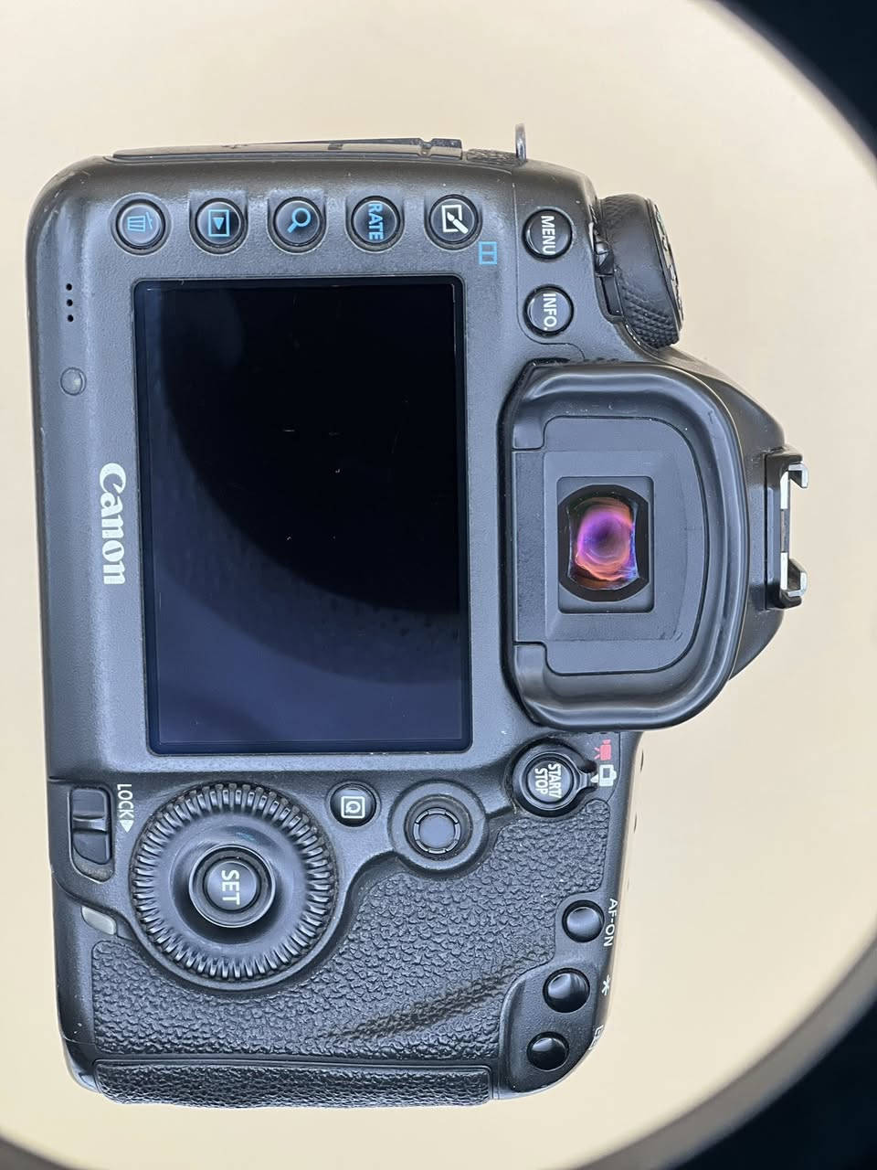 Canon 5D sr 
Lenze 35m  1.4
Bo froshtn 
Nrx 500$                           فرۆشتنی خێرا 
***********
