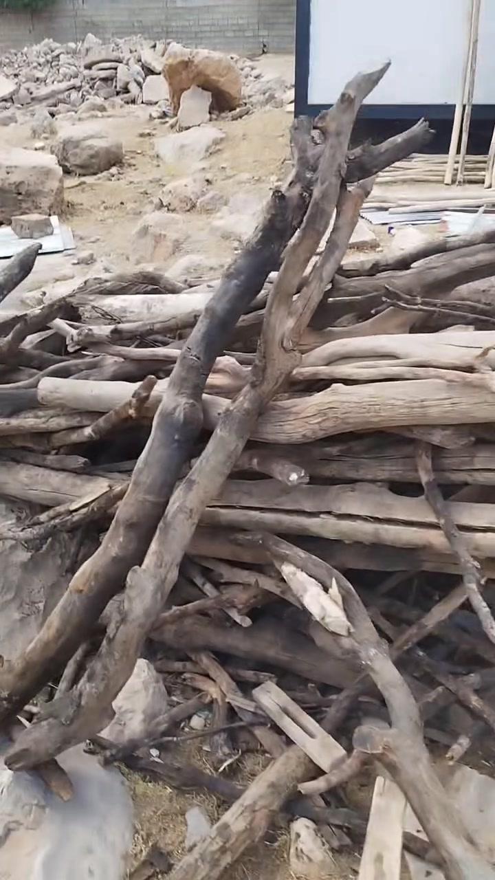 دار به روو به مه كينه تويتا
بؤ فرؤشتن له رانيه پيش مزگه وتى هه نجيره 
***********

