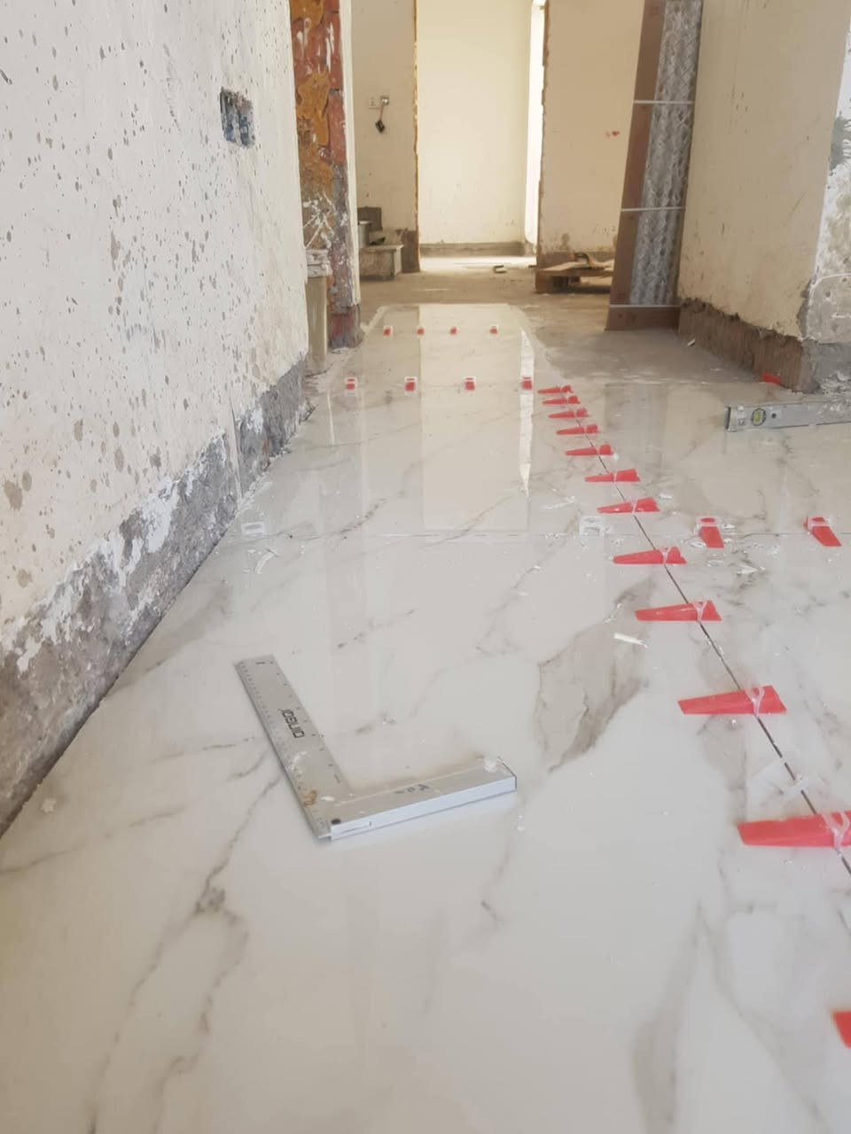 كادر سراميك وبورسلين عراقي مصري استلام مهندس سرعة ودقه في العمل نشتغل المساحات الكبيره المفتوحه والمدني
***********
