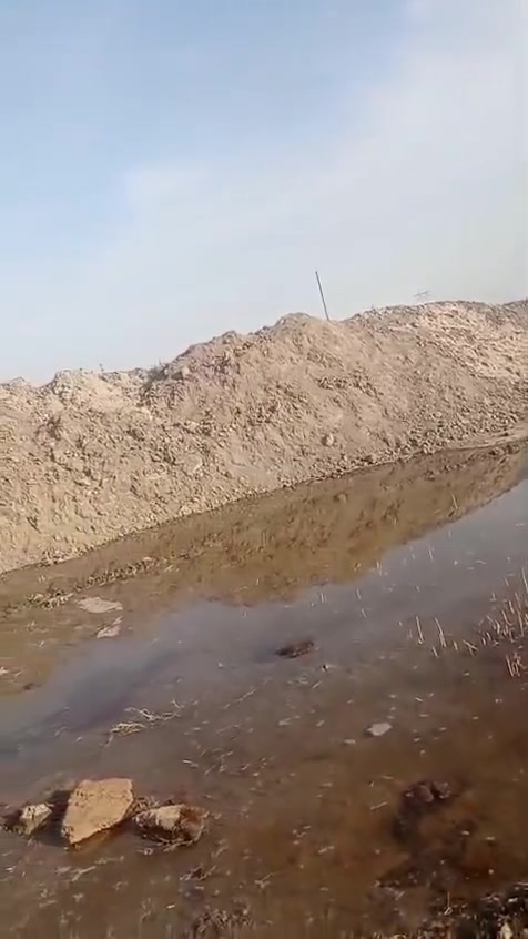 أرض زراعية مالتي كنستهه واريد أشيل ترابها العنوان الفريحي قرية الزيرج علما أن التراب بلاش بثواب الاموات بس جيب شفلك وسيارتك رقم التلفون ***********
