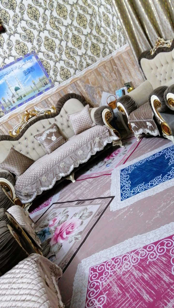 السلام عليكم 
نصف قطعه مربعه قطاع32خلف جامع الحكمه فرع عريض 
طابقين استقبال وثلاث غرف صاله+صحيات طابقين 
للا ستفسار اتصال ***********
