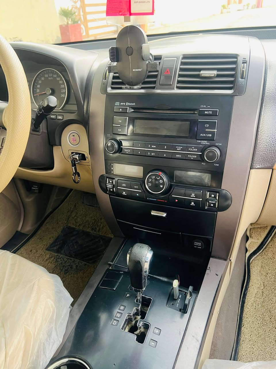 سلام عليكم
للبيع موهافي 2013 رقم بغداد نكليزي باسمي 
سياره جديده مال جناي 
سياره فول مواصفات 
تبريد ثلج تدفئه 
سياره بيه هلال فقط وبيه بارد بالباب ع كد شبرين الباقي مكفول 
تايرات جدد 
سيارة قديمه عدنه 
***********
