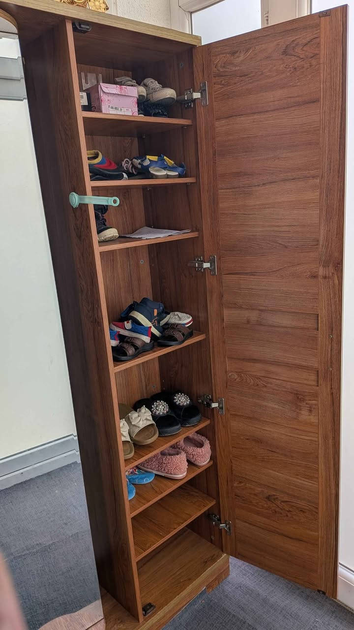 مەوادەکەی تورکیە ، تەختەکانی زۆر تۆکمەو کیبارن ئاوێنەیەکی باڵای پێویە وە لەگەڵ شوێنی هەڵواسینی جلیش وە باڵاکەشی بەرزیەکەی نزیکی ( ۱٨۲ ) cm  وە پانییەکەشی ( ٨۲ ) cm وە قات قاتە و هەشت ڕەفەیە زۆر تازە ماوەتەوە ، هەر کەسێ حەزی پێکرد ئەتوانێ لە نزیکەوە سەردانکات السليمانية, العراق


**إذا كنت صاحب هذا الإعلان وتريد حذفه لأي سبب، رجاءا أرسل رسالة إلى الدعم الفني**