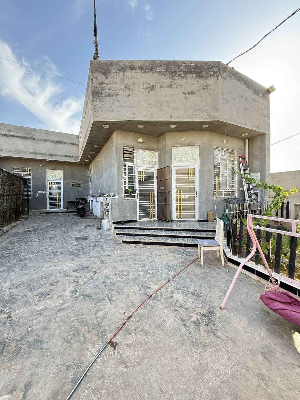 الدار للبيع
مساحة ٣٠٠متر طابو كونكريت مسلح بناء حديث

حي السياسيين شارع المحكمة

يحتوي على٤ غرف

 ٢ غرف كبيرة مع سويت لكل غرفة

و٢غرف صغيرة + استقبال +كراج كبير

+حمامات داخلية وخارجية. 

للاستفسار اكثر التواصل مع صاحب الدار

***********
