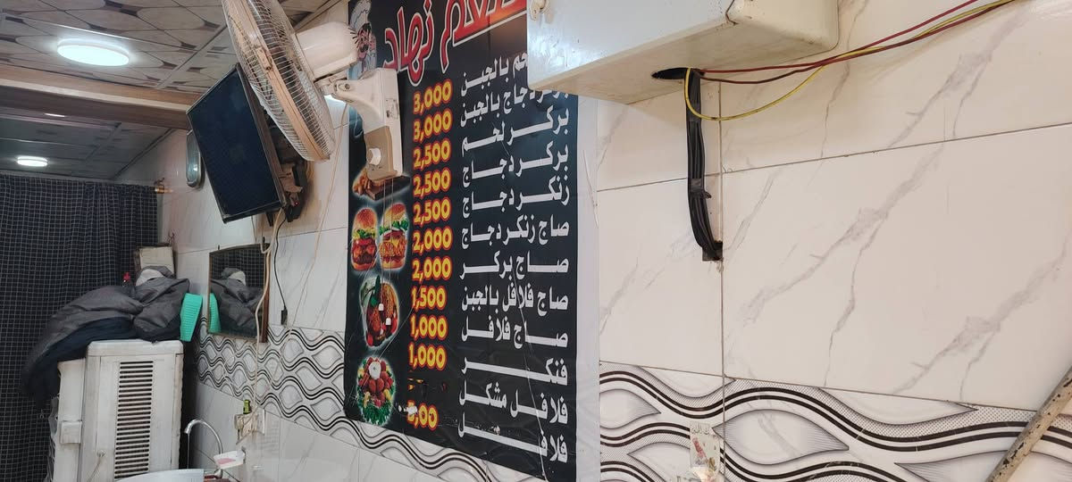 مطعم  للبيع كامل الملحقات طباخ فلافل +فنكر؛+شوايه كرل بركر  عارضه مشروبات ؛+ ثلاجه+مجمده + فاترينه متحركه للعرض؛ + براد + تلفزيون + كراسي وميز عدد 2 + سقيفه متحركه + مبرده كومفيره. يعني مطعم كامل كبل تجي تفتح وتسترزق. الموقع؛ شارع الضريبه التقاطع مطل عله اربع شوارع  عل يسار الرصيف كبير جداا مساحه اضافيه كدام المطعم....... للاستفسار ***********
