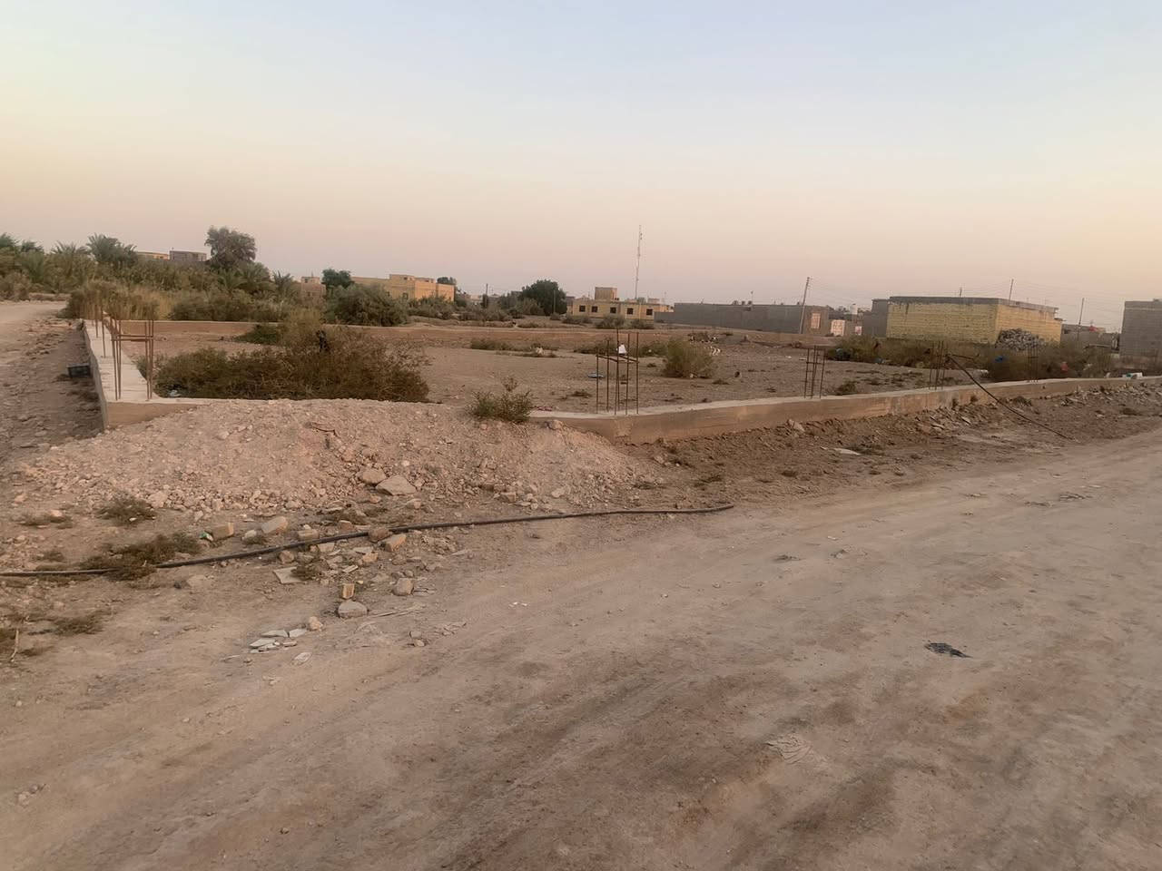 قطعة ارض زراعي مساحة 150 واجهة 12 متر ونزال 12.5 متر الناصرية مركز بين شركة نفط ذي قار وسجن الناصرية الاصلاحي يفصلها عن السجن مناطق سكنية ومحلات تجارية وسوق متكامل صيدليات وعيادات طبية مكانها مقابل مجمع الرحمة الطبي نزلة مجمع الانوار للاجهزلية الكهربائية والانشائية المنطقة خدمات كاملة ما عدا التبليط مشمولة بخطة الحكومة  يفصلها عن الشارع العام بستان بظهر مجمع الانوار هذا رقم التليفون اي استفسار بالخدمة ***********
