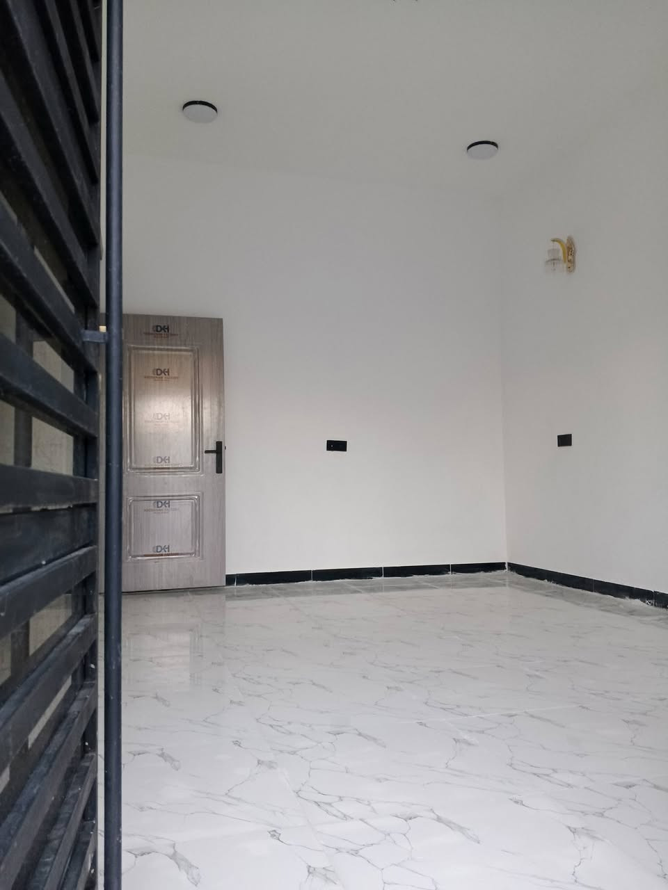 بسم الله.. ☝️مشتمل 🏠للبيع 100 متر واجهه نزال 20 )قاط واحد بناء حديث محد ساكن بي . 📃سند 25 ملك صرف 📄.. العنوان دور الزراعه الثالثه. كافة الخدمات موجوده.  يحتوي ع استقبال + صاله + مطبخ + صحيات داخليه و خارجيه + منور وغرفة نوم.. بيتونه ع كبر الصاله..🏡سعر كلش مناسب  السعر 55 وبي مجال بسيط . للاستفسار الاتصال *********** أو مراسلة الصفحه )))
