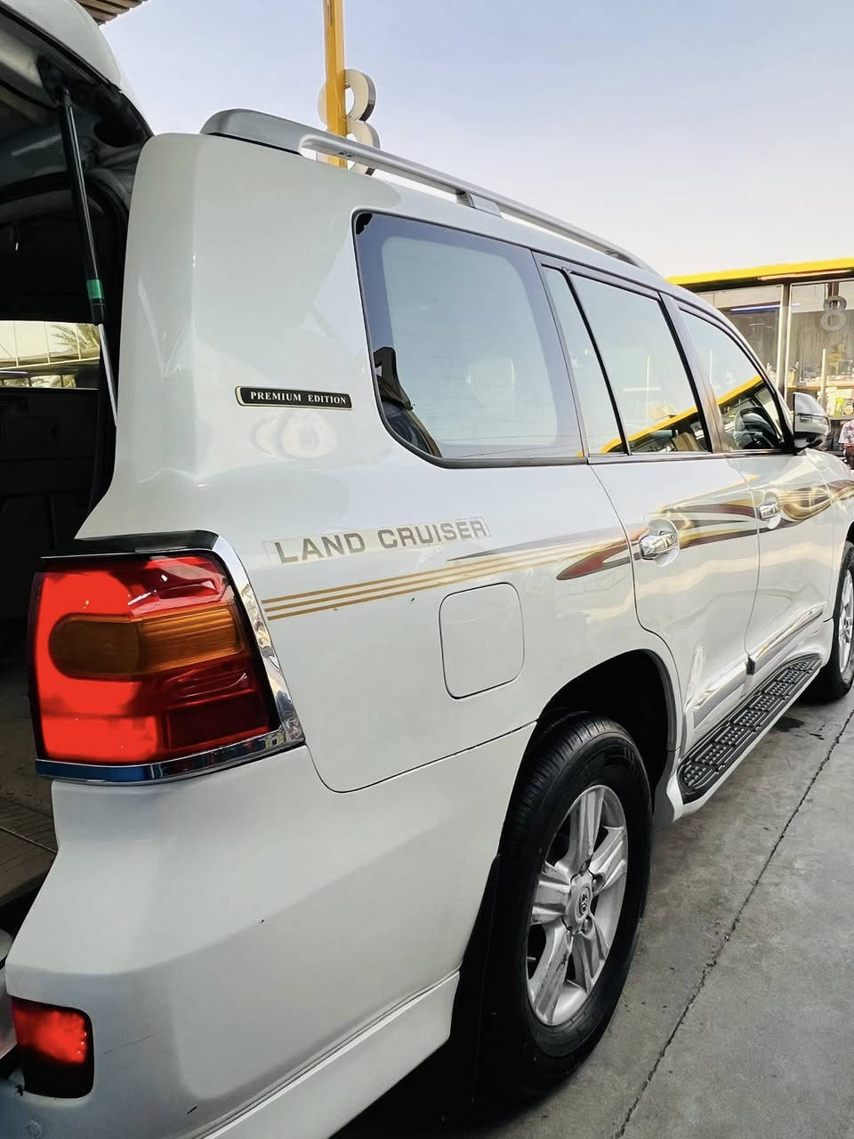 السلام عليكم
لاندكروز 2012 
فول مواصفات 
ماشيه 256
6 سلندر 
بصمه تشغيل 
بصمه ابواب 
شاشه 
خمس كامرات
داخل جلد 
فتحه سقف 
اشاير بلمري 
ويل كب 
مقاعد كهرباء
6 سلندر 
لد خلفي 
ثلاجة
275 ورقة وبيها مجال 
أي استفسار
***********

مكان بغداد بسماية
