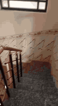 شقه للايجار بل مطيحه طابق اول ٢ غرفه ومطبخ صاله وصحيات كلش نظيفه ٤٠٠ الف ايجاره معزوله الاستفسار ***********
