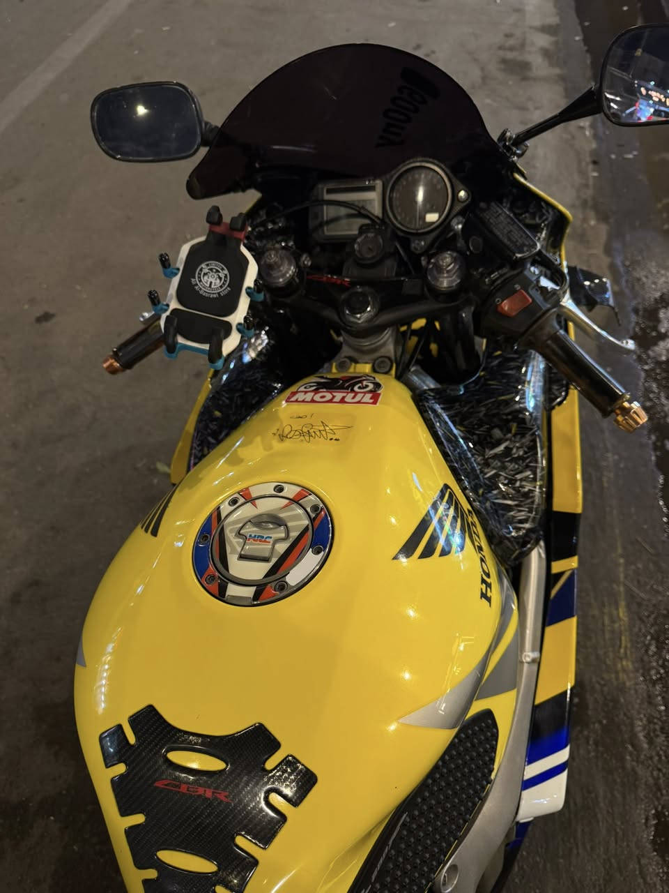 السلام عليكم
دراجة f4i رقم وسنوية تحويل ثاني يوم 
ماشية 38 الف قابل للزيادة دراجة نظيفة كفالة كير ومكينة نظافة الكفرات 65%  عوزه ادامه بسيطة ومثل متشوف الصور مكانهه بغداد كرادة داخل  رايدهه ب37 بيهه مجال جدا بسيط واعيد رقم وسنوية باسمي اي استفسار ***********
