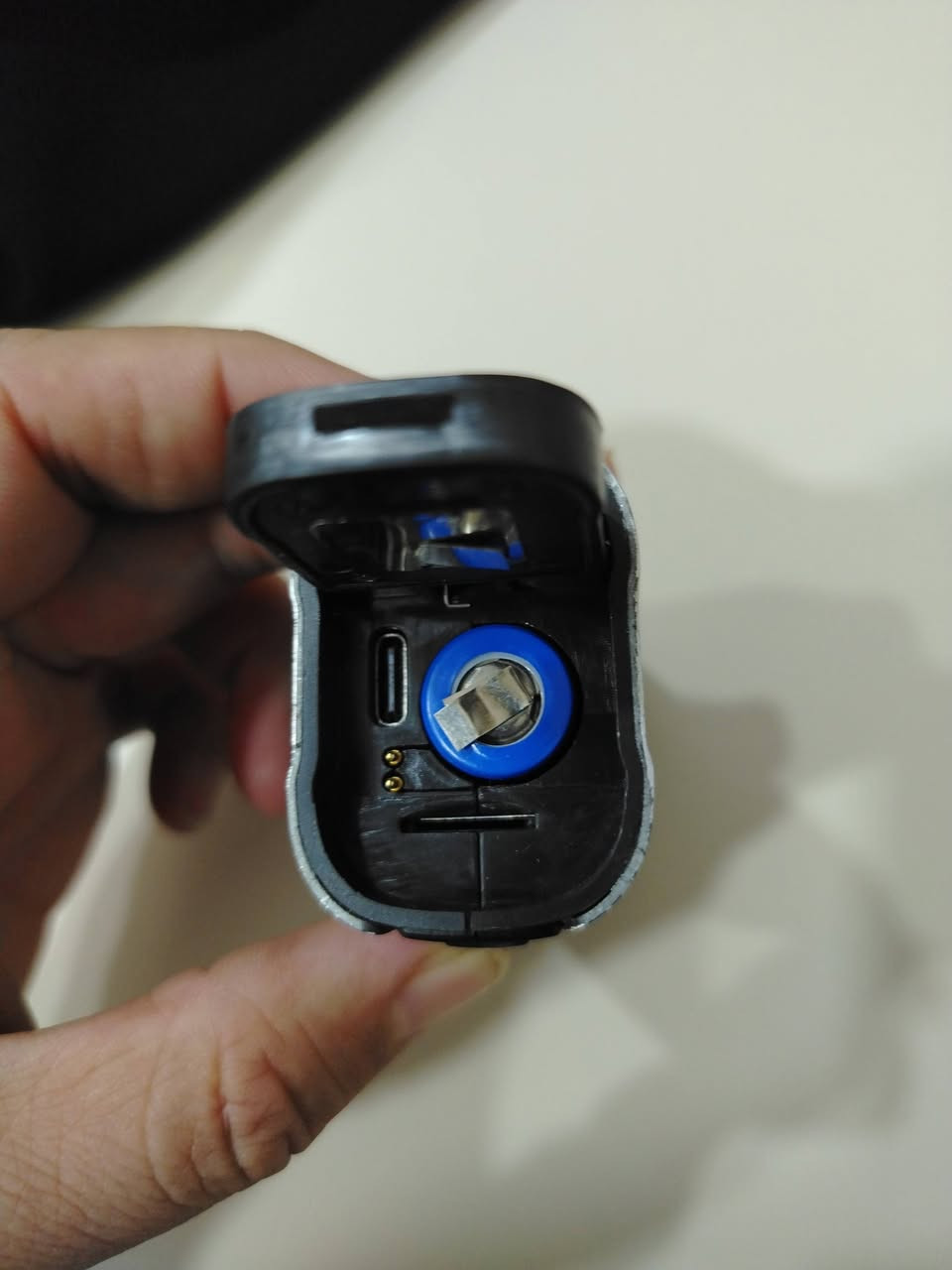 (Sport Recorder)
كاميرا دراجة رياضية بدقة 5K مصممة خصيصاً لعشاق ركوب الدراجات والأنشطة الخارجية. تأتي هذه الكاميرا بعدسة عالية الجودة قادرة على تسجيل الفيديو بدقة 5K بمعدل 30 إطاراً في الثانية مع دعم التقاط الصور الثابتة عالية الوضوح. تحتوي أيضاً على مصباح أمامي مدمج يُسهل التصوير الليلي والحركة في الإضاءة المنخفضة. كما تدعم الاتصال عبر Wi-Fi مما يتيح نقل الملفات مباشرة إلى الهواتف الذكية أو الأجهزة اللوحية بسهولة. تم تصميم الجسم الخارجي ليكون مقاوماً للصدمات وخفيف الوزن مما يجعلها مثالية للتركيب على المقود أو الخوذة أثناء القيادة.

 مميزات المنتج: 
- دقة تصوير 5K بمعدل 30 إطار/ث
- إمكانية الاتصال اللاسلكي Wi-Fi
- مصباح إضاءة أمامي مدمج
- تصميم مقاوم للصدمات وخفيف الوزن
- إمكانية تركيبها على الدراجة أو الخوذة
- تدعم التصوير الليلي والفيديو والصور الثابتة
 #كاميرا, #دراجة, #تصوير_رياضي, #5K, #واي_فاي, #اكسسوارات_خارجية #كاميرا_دراجة الرياضية


**إذا كنت صاحب هذا الإعلان وتريد حذفه لأي سبب، رجاءا أرسل رسالة إلى الدعم الفني**