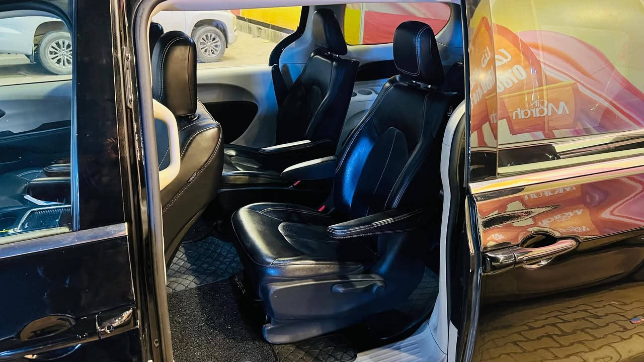 من رخصة الادمن 
#المركبة  :  كرايسلر باسفيكا هايبرد هجين بانزين وهايبرد وشحن منزلي خارجي لون اسود  موديل 2024  يعني اوباما عاليه
مواصفات امانة الله خيالية وعزل تام وعائلية سياحية مصممه للسفر وبكتلوك السيارة مكتوب السيارة صممت لكي لا تعطل يعني تخيل كرايسلر من تبدع بنظام الهجين والشحن الخارجي انسى شي اسمه صرف بنزين
تمشيك على شحن الكهرباء تقريبا ٧٠ كيلو متر وانوب تتحول هايبرد وانوب بانزين وتشحن الهايبرد اثناء القيادة 
  للبيع او مراوس
#الضرر    : مرفق لصور الحادث 
#الرقم     : مرقم بغداد بأسمي
#السعر   :238 ورقه مع المجال
او مراوس 
#المواصفات  :
▪️ كرايسلر باسفيكا
▪️ محرك 6 سلندر 3600
▪️رادار امامي تفاعلي متعدد الاستخدام
▪️لايتات زينون عالي وناصي مع حاجب LED مع كشافات دعامية زينون
▪️ حساسات خلفي اصل 
▪️ حساسات الاجتياز الجانبية 
▪️ كشافات دعامية اصل 
▪️ بصمة باب 4 وبصمة تشغيل وتشغيل عن بعد 
▪️كشن ذاكرة (خزن ميموري) لكرسي السائق
▪️ طقم ويل مع طقم تاير جديد
▪️ باب جنطة كهربائي شفط 
▪️ ابواب جانبية كهربائية 
▪️ غرفة السيارة جلد اسود 
▪️ تحكم كهربائي متكامل لمقاعد المقدمة 
▪️ شاشة دشبول كبيرة لمجموعة من الايعازات 
▪️ السيارة 7 راكب مع 3 قطع تبريد 
حادثها جوانب فقط
 بجم سليم كله
طخات خفيفه بالجوانب والصور موجوده
  
ماشيه 21... 
مكانها الكوفه ***********
سعر 238 وبيها مجال
