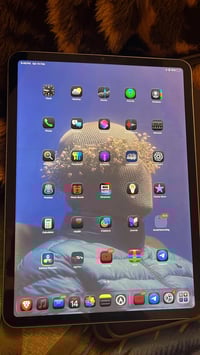 ايباد برو m1 مديل 21 الايباد شوفت عينك بس بي خط خفيف بالشاشه و ممأثر ؏...