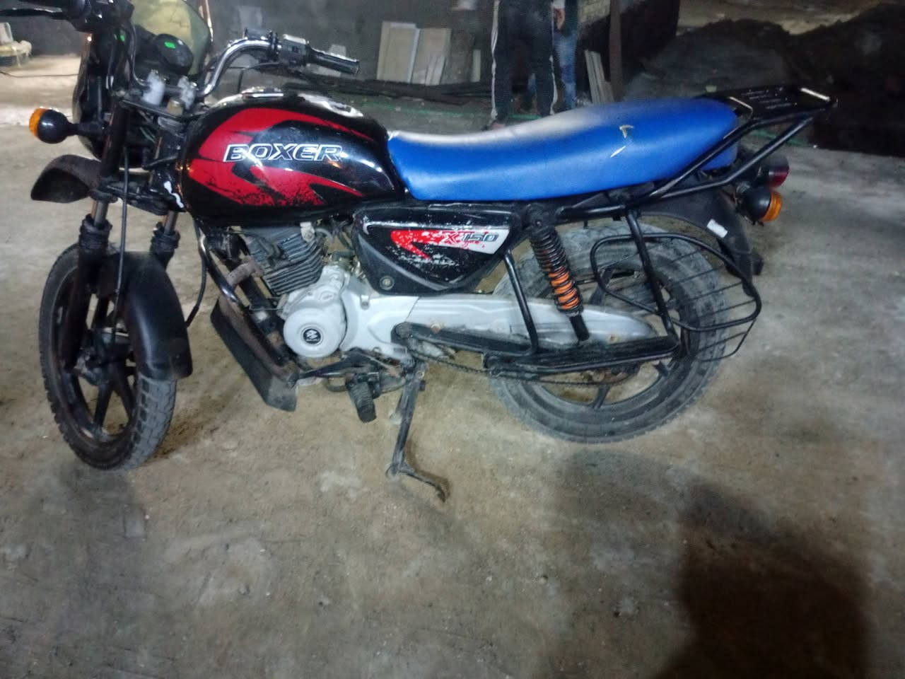 سلام عليكم دراجه بوكسر للبيع مديل 23 ادوات مكفوله من سرقه وعشائر أوراقه ضايعه دراجه 
مكفوله من كلشي كهربائيات سلف بيه خيط تبخير ستوه بادي بيه مايبين مكاني بصره حيانيه  هاذ رقمي ***********
