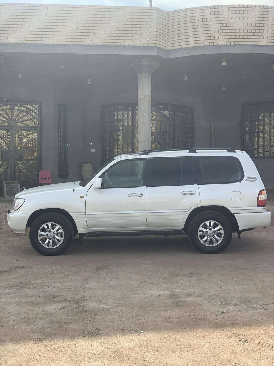 ‏سلام عليكم سيارة لاندكروز موديل 2004 سيارة حلوة نظيفة ‏مكينة ثمانية سلندر 4700 سيارة جاهزة تبريد خير من الله السيارة بيه صبغ مكانات مكان السيارة بصره الاستفسار اتصل بالخدمة  ***********￼￼ السعر 190 وبيها مجال مراوس حسب القناعة
