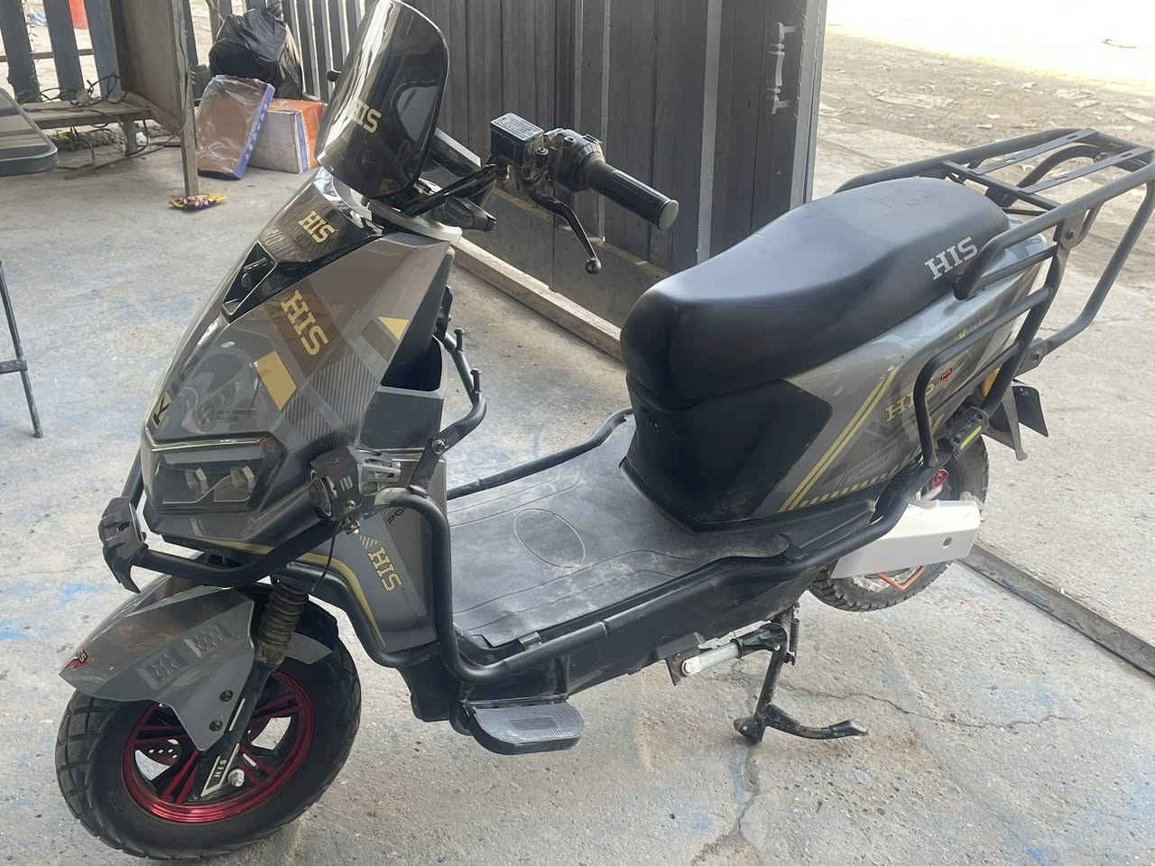 دراجه شحن للبيع صارلي 4اشهر مآخذها اطلع لشغل بيها من 11صبح لـ2بليل بس مجرد اروح وارجع مامتعوبه نضيفه تشوفها احلا من صوره 
كلشي شغال بيها مابيها اي نقص 
تشغيل بلوتوث 
لايت زنون عالي ناصي رماش 
دبل إشاره يمنه يسره 
تاير جديد 
سعر 775بيها مجال حك جيه وين متريد افحص مكاني بغداد ابو غريب رقمي ***********واتساب موجود خط موجود
