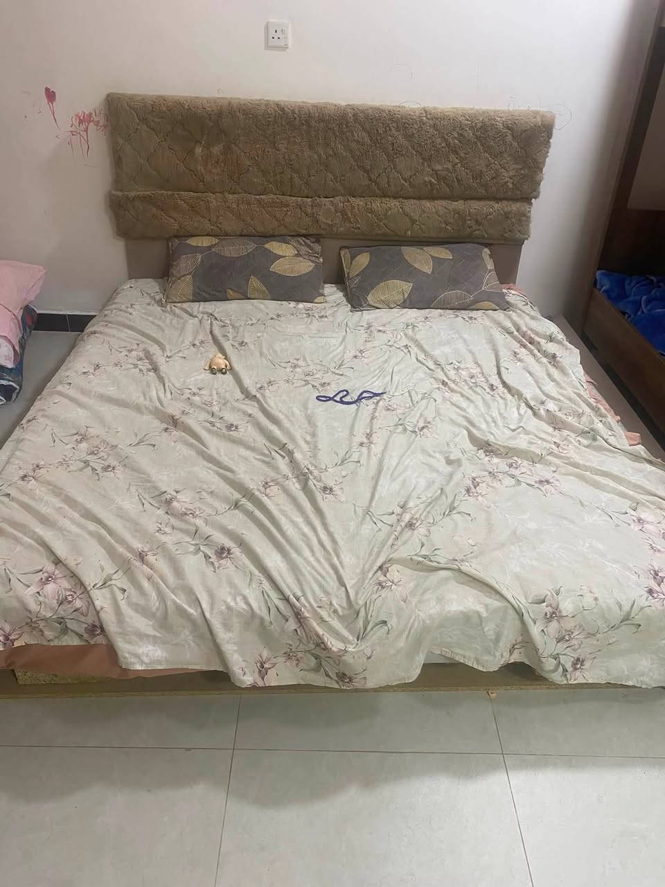 غرفه 5 قطع مستعمله نضيفه بس يراد ترتيب لجربايه وبسعر مناسب جدا  ***********    //250 الف وبيه مجال
