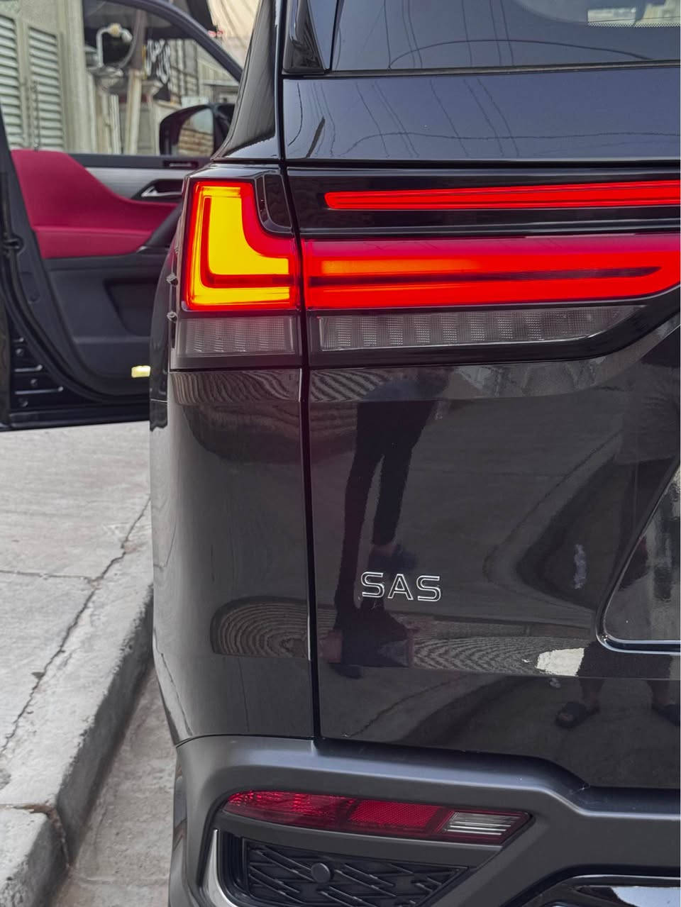 لكزس LX700 موديل ٢٠٢٥ 
ماشيه ٦الف اخت الزيرو 
شركة ساز ام الضمان 
مواصفاته غنيه عن التعريف اعلى فئه F1 
صار بيه طخه بسيطه بصفحه السايق بدون اي ضرر او دواخل او ايرباك تبدلت القطع نفس الون اصليه من سياره زيرو تقره بالسونار براغي مفتوحه فقط 
السعر ١٢٠ الف بيع او مراوس 
الكراده ساحه الواثق 
***********
*********** بغداد, العراق
