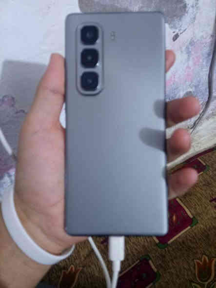 سلام عليكم تلفون لبيع او مراوس ايفون بغداد الشعب الاستفسار اتصل على الرقم يتواجد واتساب ***********
