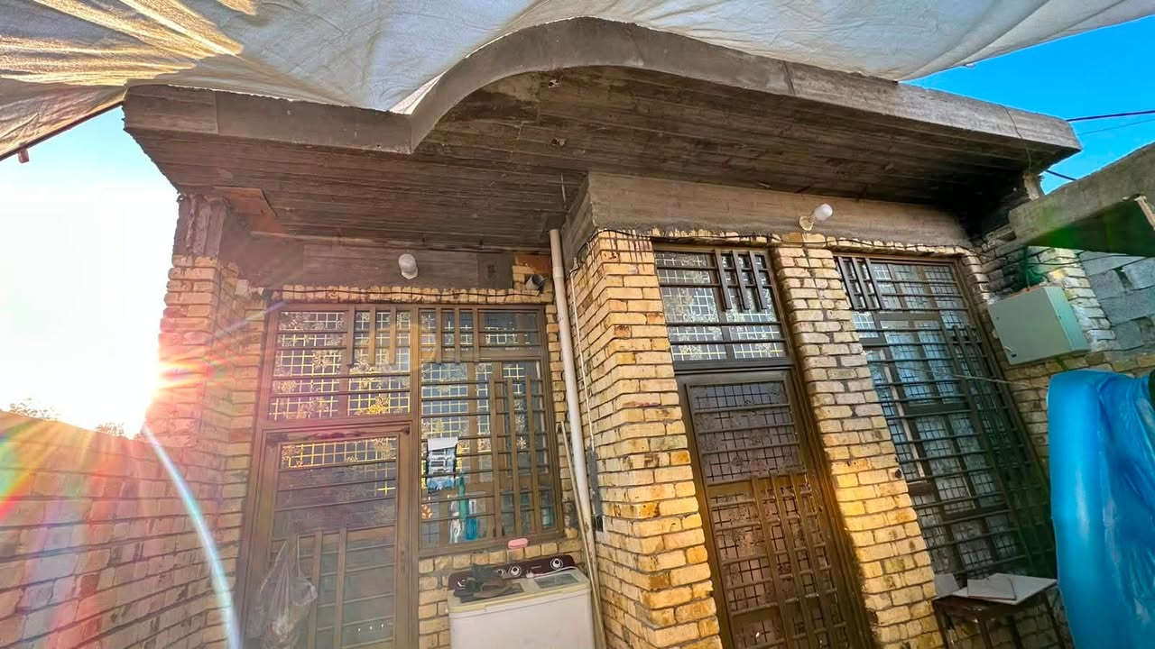سلام عليكم مشتمل نضيف للبيع  بناء حديث بناء قبل سنه المساحه ١٢٥ غرفه هول مطبخ ستقبال.   حمامات داخليه خارجيه  بناء طابوك الارضيه بورسلين رفت السقف صب البيت مرتب 
المكان خلف بيت القاضي بمسافه من نزالت أسوق كلنه العراق   للتواصل الاتصال عل الواتساب او الاتصال 
 ***********
