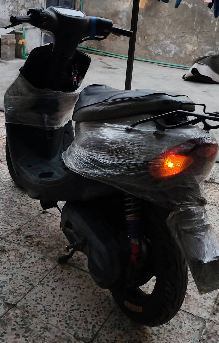 السلام عليكم دراجه تسعه زروف مامفتوحه كلشي بيهه شغال هندر وسلف السعر ٣٥٠ وبيه مجال العنوان البصره شقق الكزيزه تواصل ع هاذ رقم ***********
