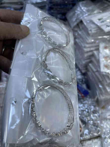 وصول تشكيلة جديدة من الاكسسوارات والحلي بالجملة فقط(درزن)مع التوصيل لكافة المحافظات مع توفر جميع الاكسسوارات السابقة الموجودة بالصفحة والله الرازق الكريم،واتساب*********** العنوان الشورجة بغداد سوق التمن
