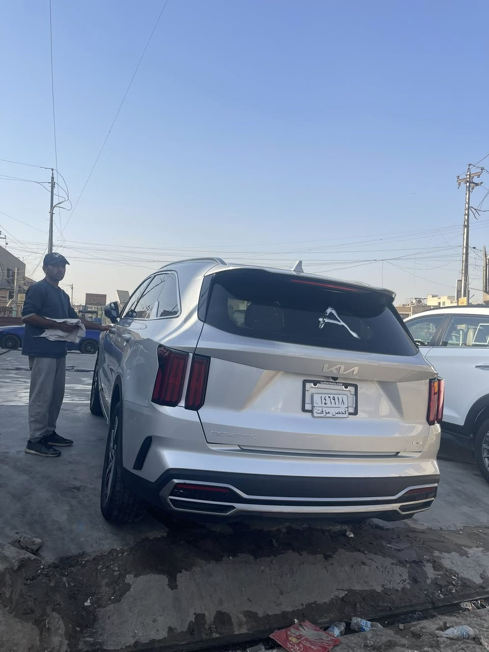 � للبيع: Kia Sorento Hybrid 2024 EX وارد أمريكي – فل مواصفات 🚗
🔹 الموديل: 2024
🔹 الفئة: EX (هايبرد)
🔹 الوارد: أمريكي
🔹 نوع الوقود: بانزين هايبرد (اقتصادية وقوية)
🔹 الحالة: ممتازة )
🔹 اللون: ـــــــــ (سلفر)

🔹 محرك 1.6 تيربو هايبرد (اقتصادي وقوي)
🔹 قوة 227 حصان
🔹 ناقل حركة أوتوماتيك 6 سرعات
🔹 دفع رباعي 

✨ المواصفات (فل كامل)

✔️ كشنات جلد منفصل VIP
✔️ تدفئة وتبريد أمامي
✔️ تدفئة خلفي
✔️ تدفئة ستيرن (دركسون)
✔️ شاشة كبيرة مع نظام ملاحة
✔️ Apple CarPlay & Android Auto
✔️ 5 كامرات (360 درجة)
✔️ حساسات أمامي وخلفي
✔️ رادار + مثبت سرعة ذكي
✔️ تحذير نقطة عمياء
✔️ تشغيل بصمة + دخول ذكي + تشغيل عن بعد
✔️ صندوق كهربائي (فتح وغلق كهرباء)
✔️ جنوط ألمنيوم قياس كبير 19
✔️ إضاءة LED كاملة

💰 السعر المطلوب: 285 ورقة

📍 الموقع: ـــــــــ (بغداد)
تواصل خاص ورقم فقط واتساب ***********
