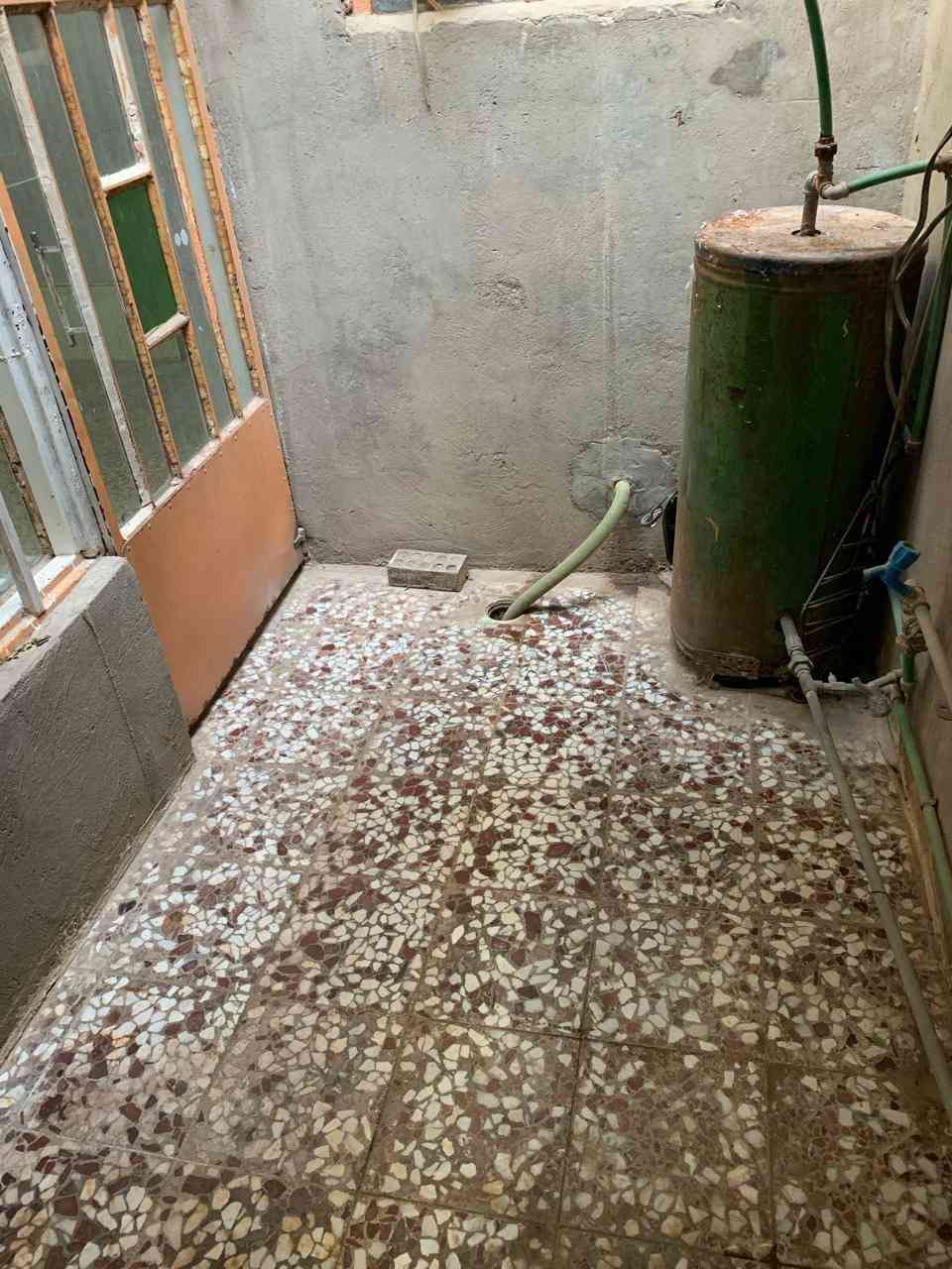 سلام عليكم
بيت للبيع المساحه 100م 
غرفه وصاله ومطبخ وستقبال وفوك غرفه وصاله الصاله سندويج
صحيات داخل وخارج 
العنوان حي الجامعه 
منطقه 30 الف 
قريب شارع الصب شارع 100 
اول فرع بدايه شارع 15 من جهت شارع الصب
للستفسار ***********
***********
