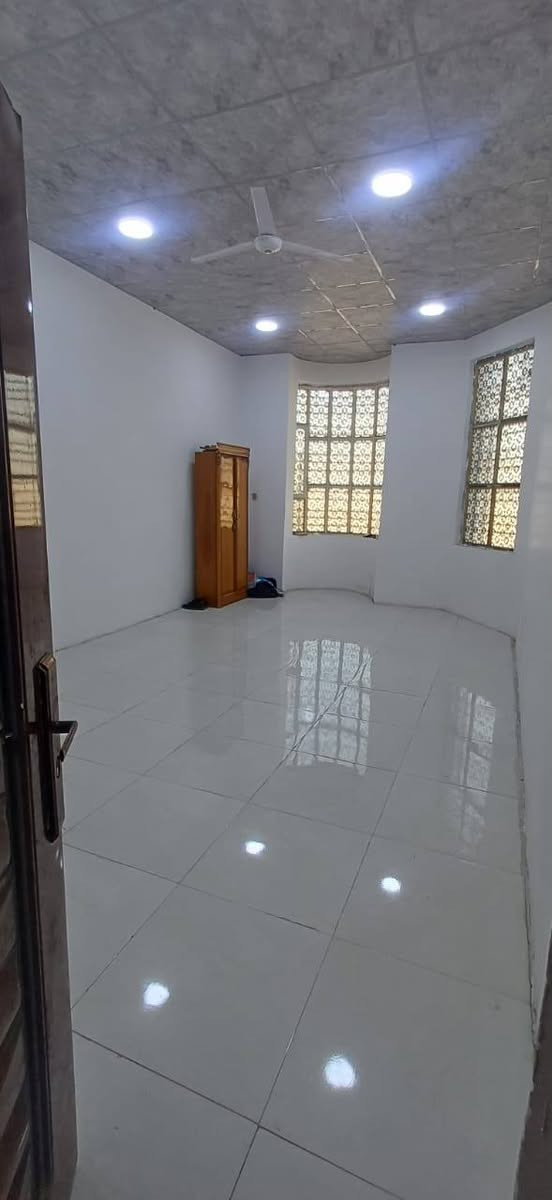 بيت  طابقين مساحه200 واقع حال(220) على شارع 30 مقابيله خدمات(ساحة فارغه) الجيران حلوين وهادئين الطابق الارضي يحتوي على
غرفتين 4×5
صاله.     8×5 
مطبخ.   4×6
ديوانية 7.5×4
بالاضافه الى صحيات خارجيه وداخليه وطارمه واسعه تشيل سيارة ونص والطابق الثاني يحتوي على غرفتين كبار وصاله وحمام
موقع حي الشرطه 74 مقابيل الطاك  يبعد عن شارع القائد 300 متر
البيت رقم بلدية بيه معامله سعره 153 وبيه مجال
تواصل***********
