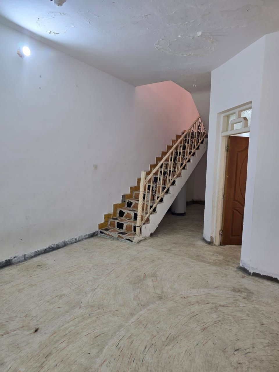 ‏بيت للإيجار في حي الأمين قرب شارع ابو النسوره ‏وبالقرب المدرسة الاعظميه ‏غرفتين نوم وصالة ومطبخ واستقبال وبيتونه وكراج اجاره لبيت 300وبي مجال 
 *********** واتساب 
 *********** كورك@إشارة
