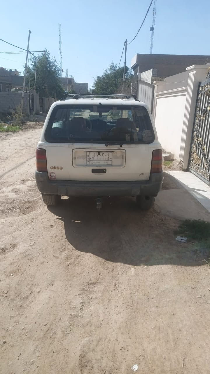 جيب شيروكي 1996 سياره نضيفه ومصروف عليها وجاهزه من كلشي تبريد شغال محور ياباني تايرات جدد صدر جديد نضيفه كلش ربع متصرف عليها السعر 59 وبيها مجال جدا بسيط ***********
