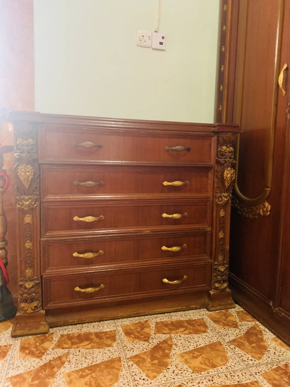 سلام عليكم من رخصه الادمن غرفه خشاب للبيع صاج عراقي نضافه مثل ما موضح بل صوره واحسن الغرفه كنتور 6بوب ومرايه وجربايه كبار السعر مليون وربع (مليون وميتين وخمسين ) وبيه مجال  شي بسيط للتواصل خاص او ع الرقم
***********هاذه عليه وتساب ).

(***********)
