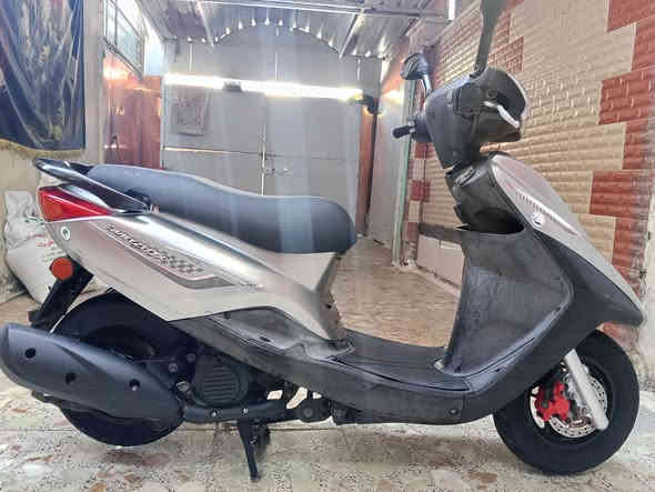 السلام عليكم
دراجة بغبغاء ياباني جديدة جديدة
دراجة سرعة 140+ نوزل + خطين + سلف اصلي
ستاند كهرباي حساس+ وراقها ابسمي+ محرك ناعم ومكفول 
كفراتها اصلية ومختمه ختم واحد مع محرك 
كهربايات عدادات كيجات دبلات كلها شغال 
شلعة معدل خير من الله دراجة جديدة بمعنه كلمه
الشراي يتصل *********** شرط جيب فيتر وتعال فحص براحتك
