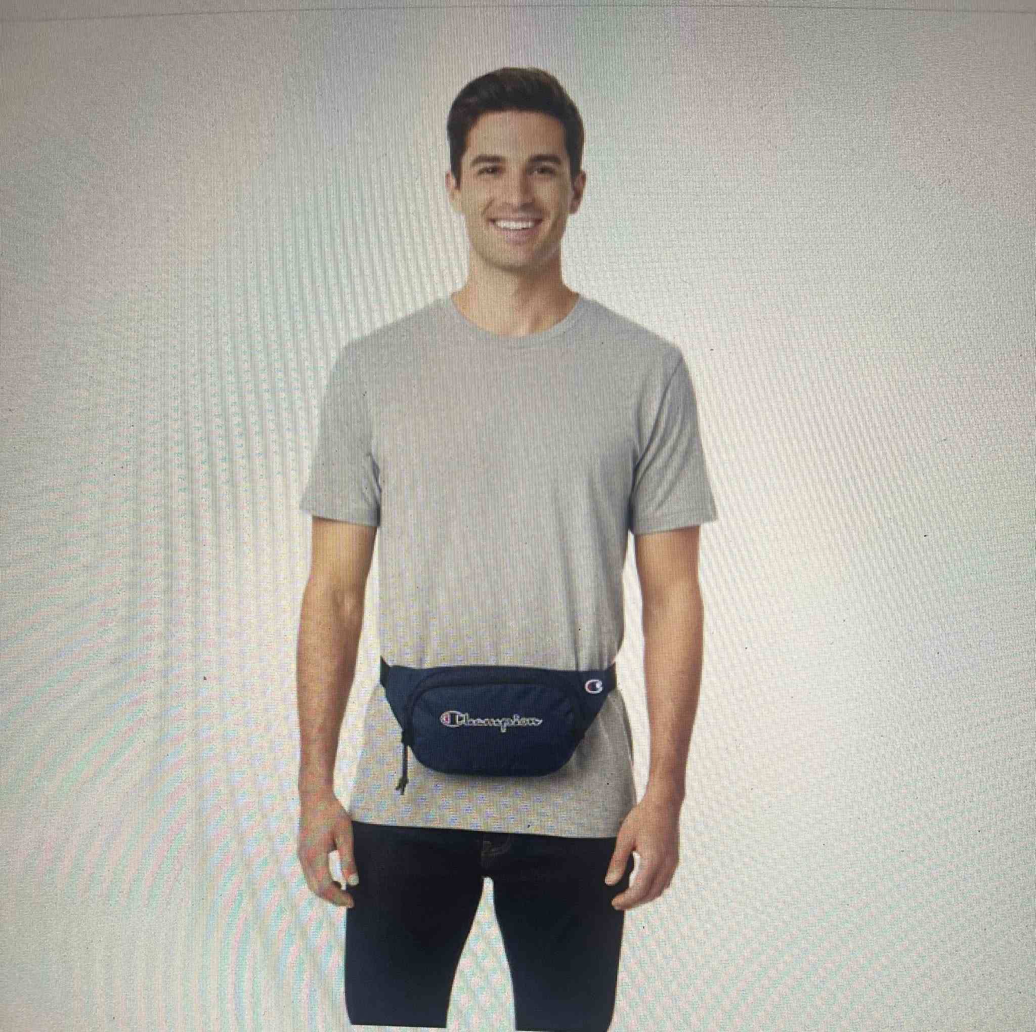 حقيبة خصر Champion Center للنساء والرجال – سعة 1 لتر
حقيبة خصر أصلية من ماركة Champion العالمية، تجمع بين التصميم العصري والعملية، مناسبة للاستخدام اليومي، السفر، والأنشطة الخارجية.

مميزات المنتج:
 • تصميم أنيق يناسب النساء والرجال
 • خامة صناعية عالية الجودة (100٪ بوليستر)
 • حجرة رئيسية بسحّاب لحفظ الأغراض بأمان
 • جيوب أمامية إضافية بسحّاب لتنظيم أفضل
 • حزام قابل للتعديل لراحة مثالية
 • خفيفة الوزن وسهلة الحمل

المواصفات:
 • السعة: 1 لتر
 • الأبعاد: 28.1 × 12.7 × 6.5 سم
 • الإغلاق: سحّاب
 • الألوان المتوفرة: أسود – أزرق داكن

مناسبة لحمل: الهاتف، المحفظة، المفاتيح، والإكسسوارات اليومية.

اختيار عملي لمن يبحث عن جودة Champion المعروفة وتصميم مريح للاستخدام اليومي.


**إذا كنت صاحب هذا الإعلان وتريد حذفه لأي سبب، رجاءا أرسل رسالة إلى الدعم الفني**