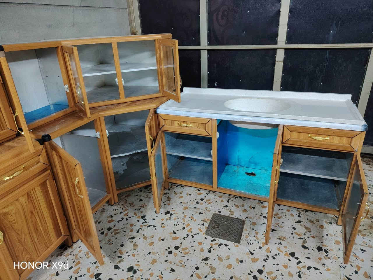 كاونتر 3امتار ونص وسنك متر ونص مرمر جديد نضيف مابي عيب السعر 400 وبي مجال ***********
