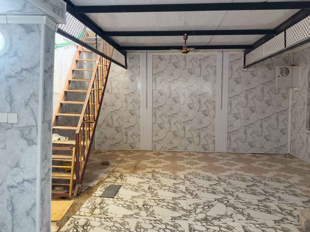 دار مساحة ١٠٠ متر ركن واجهة ٨ عمق ١٢ ونص كارت بلدية في مجمع الانصار اول بيت قرب الملعب قريب برطلة جدا يرهم لعائلة صغيرة يتكون من غرفة نوم صغيرة وهول كبير واستقبال ومشتملات وكراج يتسع سيارة ماء وكهرباء وشارع صبة يرهم مراوس مع سيارة حديثة 
للا استفسار
***********
