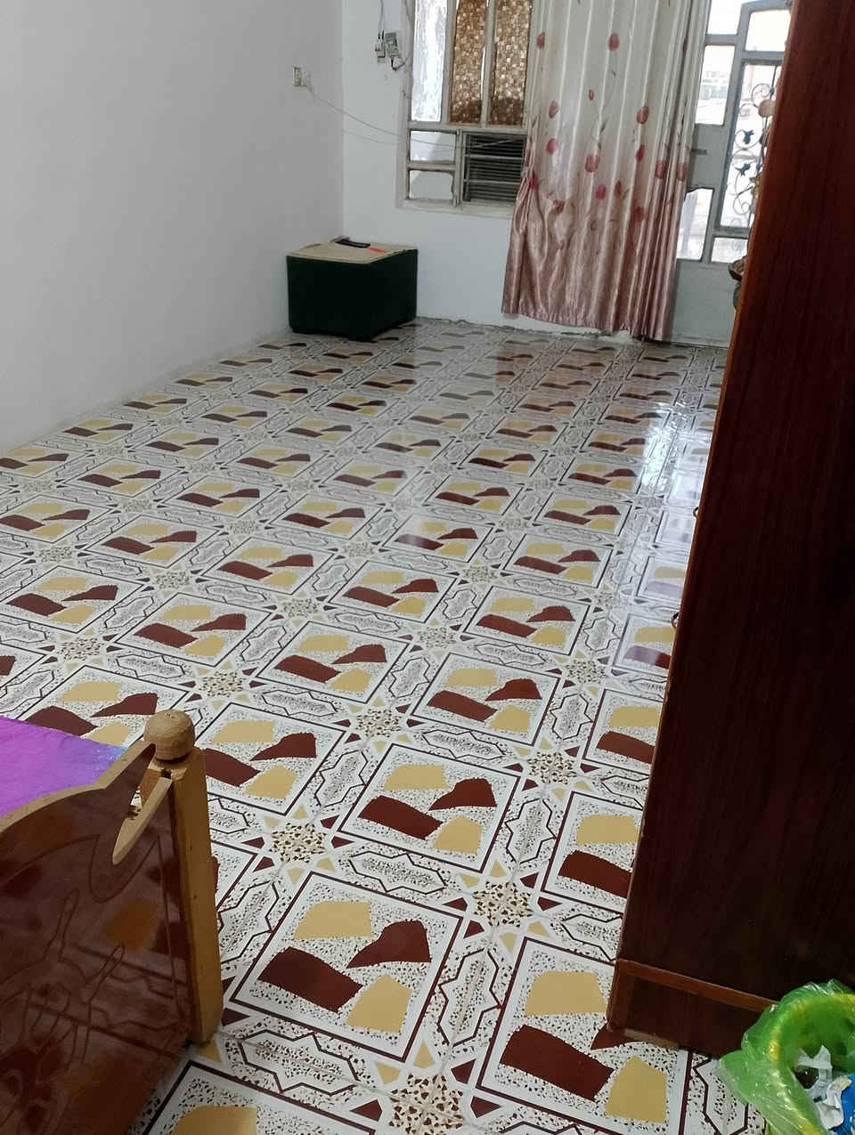 موقع جيد جداً وسعر مناسب 
مشتمل #طابقين 3 غرف نوم مساحه 100 متر الحي العسكري الوجه 5 متر نزال 20 متر #طابو صرف تحويل مباشر 

يتكون من/استقبال مطبخ صاله غرفه نوم 

#الطابق_الثاني غرفتين نوم 

***********

مكتب محمد الحافي التميمي 

عنوان المكتب حي الحشد محلات بيت عمران قرب الشارع العام
