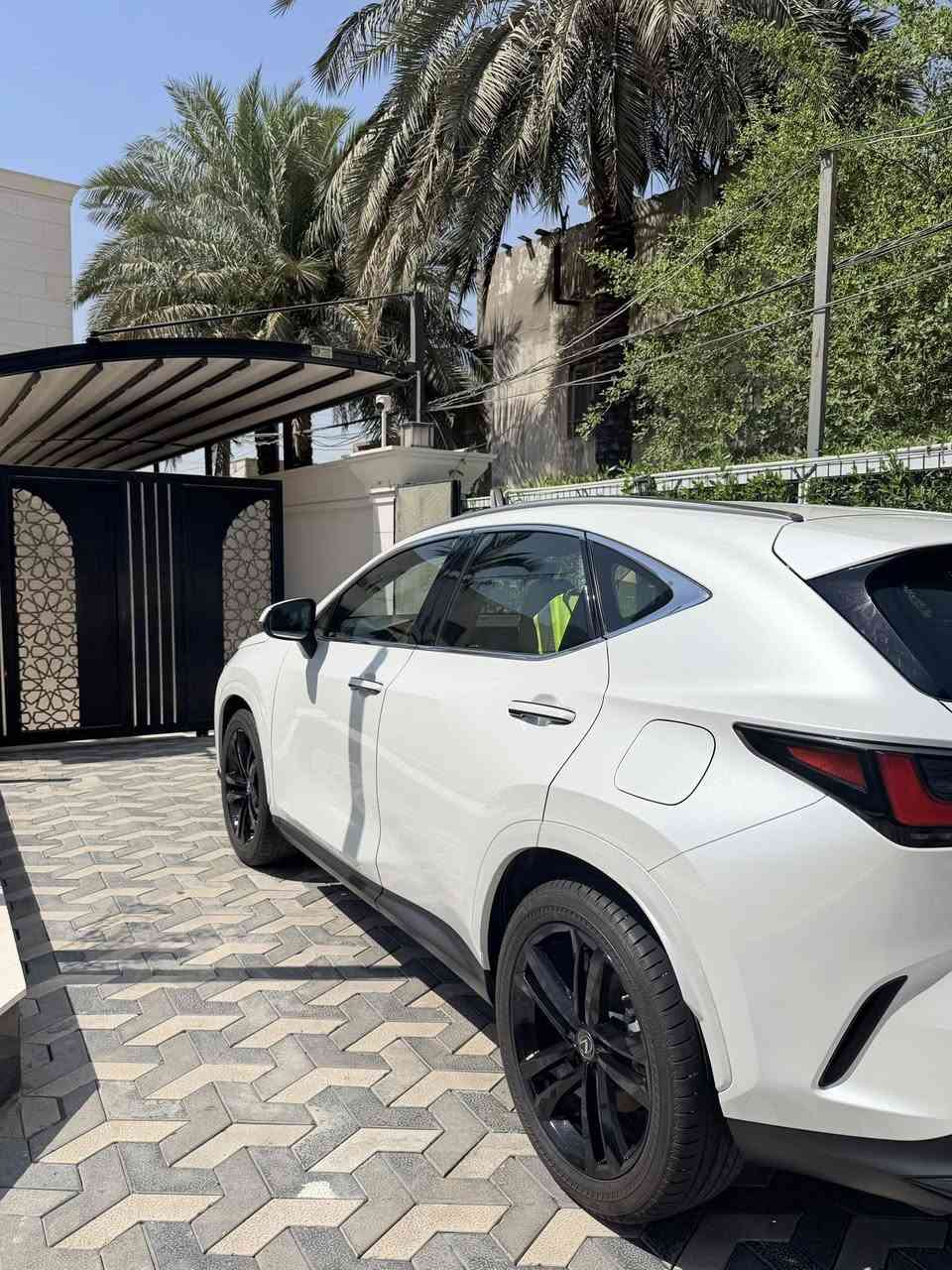 السلام عليكم 
لكزز 2023 nx 350 للبيع 
السيارة وكالة لكزز بغداد اخذتها زيرو 
ماشيه 45,000 كيلو 
كلين تايتل محرك 2,000 تيربو
مواصفاتها اخت الفول 
بصمة 
كشنات كهرباء 
فتحة 
حساسات وكامرات 360 درجة 
دخول ذكي 
توقف اوتوماتيكي 
ومواصفاتها المعرفة 
رقم بغداد و سنوية ب اسمي تحويل ثاني يوم 
مكان السيارة: بغداد/الاعلام 
السعر: 350 ومجال للشراية
للتواصل: ***********
