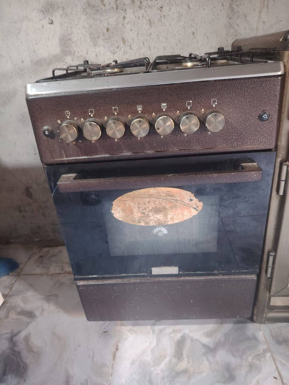 السلام عليكم  طباخ للبيع نضيف 4 عيون وفرن شغال السعر 60 وبي مجال الاستفسار الاتصال عل الرقم ***********
