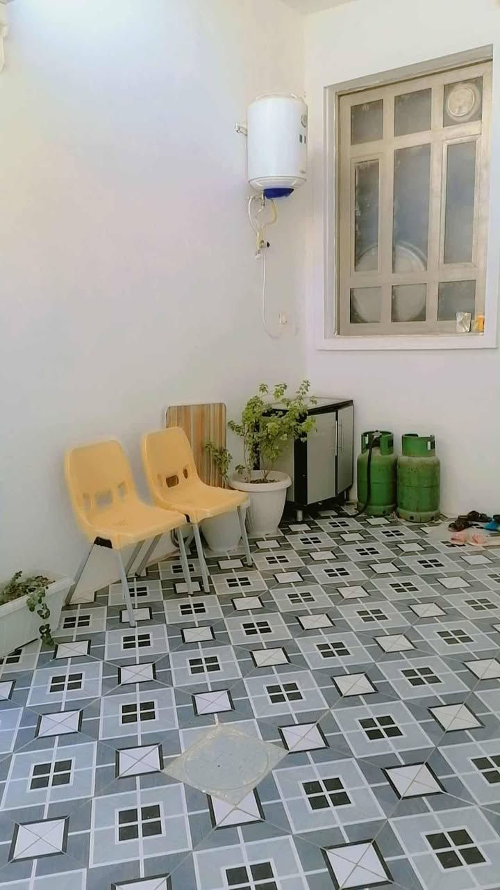 🏡 بيت للبيع في الصقلاوية (الشهداء الثانية) 🏡
**فرصة مميزة للسكن المباشر أو الاستثمار!**
بيت كامل المواصفات، بناء وتصميم حديث (**مفول ومرتب ترتيب كلش**)، وجاهز للسكن فوراً.
### 📍 الموقع:
 * **الصقلاوية** - منطقة **الشهداء الثانية خلف المدارس**.
### 📐 المساحة:
 * **120 متر مربع**.
### 📋 تفاصيل وتصميم البيت:
 * **المرونة والنظافة:** البيت بالكامل **مسرمك ونظيف جداً** وجاهز ما يحتاج أي مصاريف.
 * **الجهة الأمامية:** **طرمة كبيرة** وشرحة.
 * **الاستقبال والصالة:** صالة داخلية مميزة + غرفة استقبال ضيوف معزولة ومرتبة.
 * **غرف النوم (نظام طابقين):**
   * غرفة نوم في الطابق الأرضي (جوه).
   * غرفة نوم في الطابق العلوي (فوق).
 * **المطبخ:** مطبخ متكامل ومصمم بطريقة عملية.
 * **المرافق الصحية:** يحتوي على **2 حمام** (حمام بالطابق الأرضي + حمام بالطابق العلوي).
### 💰 السعر:
 * **85 مليون دينار عراقي** (وبيه مجال بسيط للشراي).
📞 **للاستفسار والتواصل أو لمعاينة البيت على أرض الواقع:**
 * يرجى مراسلتنا على الخاص 📩
 * أو الاتصال على الرقم: [***********]
