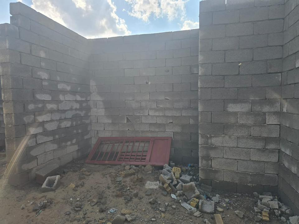 السلام عليكم بيت للبيع مساحه 190م يتكون من غرفتين 4ونص في 4. صاله 6ونص في 4 مطبخ 3في3 +محل 6في5 عنوان دوانم مقابيل شارع المستشفى خط 3 علئ شارع 10 م تبليط مي كهرباء السعر 19 وبي مجال رقم صاحب البيت ***********
