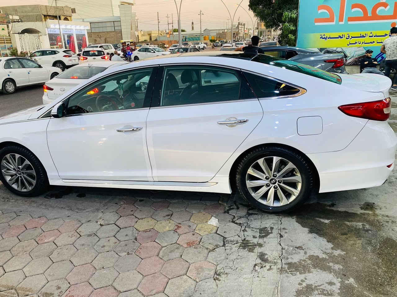 للبيع ……
سوناتا 17 فول الفول اعلا فئه بلسوناتا Sport Tech (لمسه رياضية ' تكنولوجيا الرياضية ) 
*بنوراما 
*بصمه تشغيل وبصمات ابواب 
*شاشه كبيره تحكم لمس
*تحكم ستيرن + مثبت سرعه
*بيها سماعات دمام Dimension اعلا صوت 
*تدفئه كشنات مقاعد اماميه خلفيه تدفئه مقود 
*رادارات
*نقطه عمياء بالمري رادار
*أشارات بالمري
*بصمة ابواب
*ترحيب ولدات ابواب
*حساس خلفي
*جنطه فتح ذكي تلقائي عند الاقتراب
*تحكم كراسي
*تبريد تدفئه منفصل 
*حساسات 
*3 انظمه قيادة
*بگ لايت بقلاوه
*لد نهاري  
(مواصفات مفوله)
مكفوله كفاله عامه عدا الدعاميه هذا ضررها وعندي انضرب باب عكس السائق وبدلته بلادي والباب المضروب موجود.وتكحيل كد الاصبع بلبنيد وبلباب غير هيج كفاله مواصفاتها 1/1  
حره باسمي تحويل ثاني يوم رقم أنبار
مكان الرمادي 
***********
